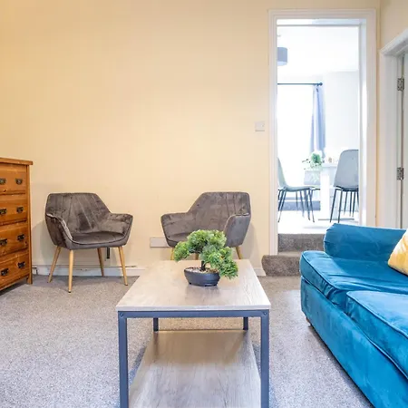 3 Bedroom House - Free Parking-hospital-contractors-families - Long Rates Available Apartamento *