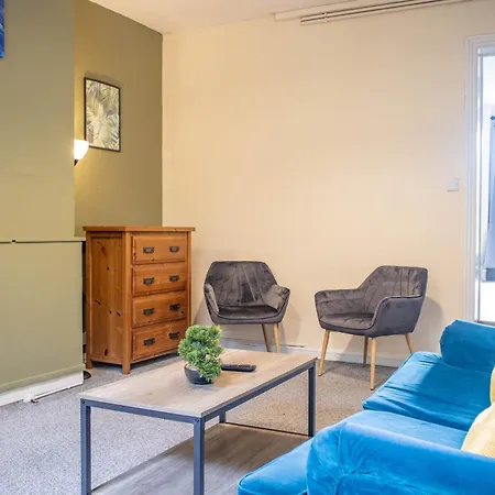 3 Bedroom House - Free Parking-hospital-contractors-families - Long Rates Available Apartamento