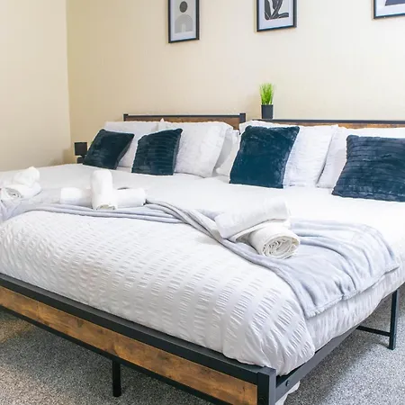3 Bedroom House - Free Parking-hospital-contractors-families - Long Rates Available Apartamento *