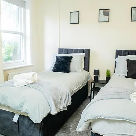 3 Bedroom House - Free Parking-hospital-contractors-families - Long Rates Available Apartamento *