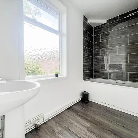 Apartamento 3 Bedroom House - Free Parking-hospital-contractors-families - Long Rates Available