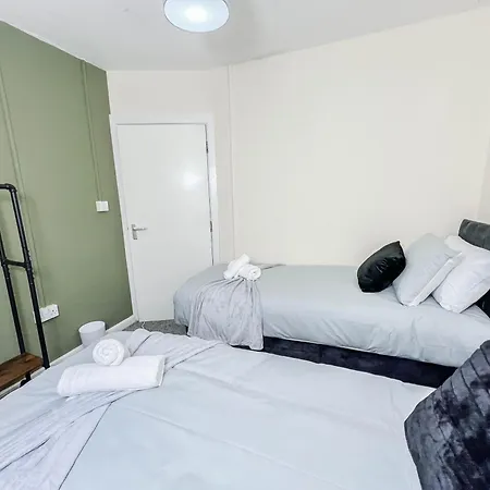 Apartamento 3 Bedroom House - Free Parking-hospital-contractors-families - Long Rates Available
