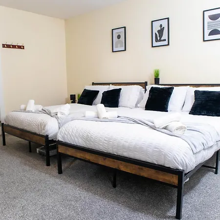 Lejlighed 3 Bedroom House - Free Parking-hospital-contractors-families - Long Rates Available