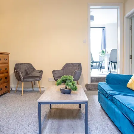 3 Bedroom House - Free Parking-hospital-contractors-families - Long Rates Available