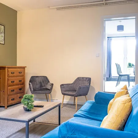 3 Bedroom House - Free Parking-hospital-contractors-families - Long Rates Available