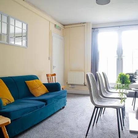 Lejlighed 3 Bedroom House - Free Parking-hospital-contractors-families - Long Rates Available