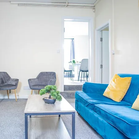 3 Bedroom House - Free Parking-hospital-contractors-families - Long Rates Available