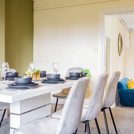 Apartment 3 Bedroom House - Free Parking-hospital-contractors-families - Long Rates Available *