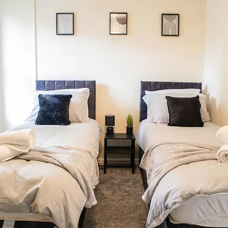 3 Bedroom House - Free Parking-hospital-contractors-families - Long Rates Available *