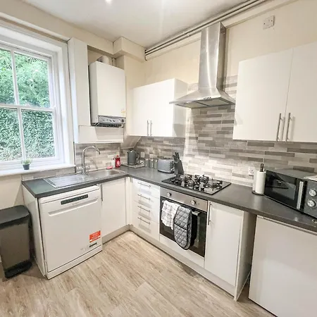 3 Bedroom House - Free Parking-hospital-contractors-families - Long Rates Available Leeds (West Yorkshire)