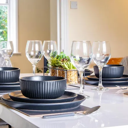 3 Bedroom House - Free Parking-hospital-contractors-families - Long Rates Available * Leeds (West Yorkshire)