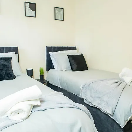 3 Bedroom House - Free Parking-hospital-contractors-families - Long Rates Available