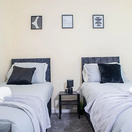 3 Bedroom House - Free Parking-hospital-contractors-families - Long Rates Available Leeds (West Yorkshire)