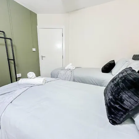 3 Bedroom House - Free Parking-hospital-contractors-families - Long Rates Available * Leeds (West Yorkshire)