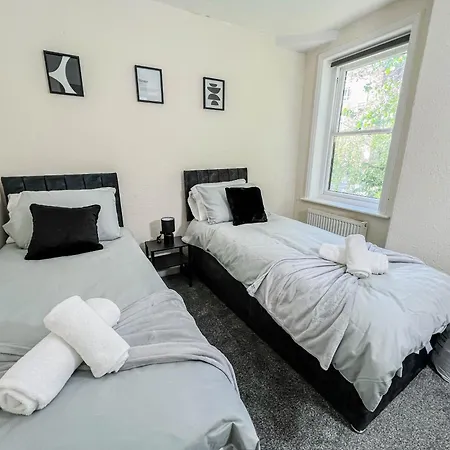 3 Bedroom House - Free Parking-hospital-contractors-families - Long Rates Available