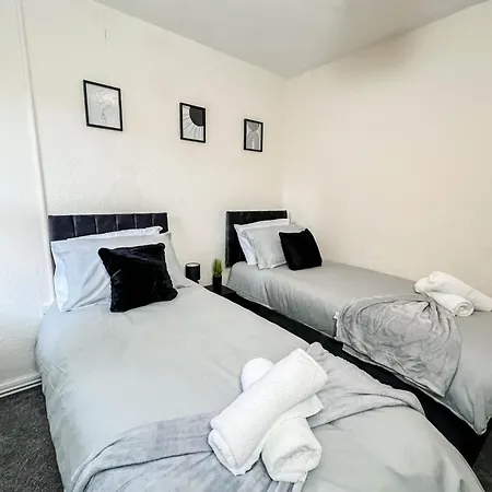 Apartment 3 Bedroom House - Free Parking-hospital-contractors-families - Long Rates Available *
