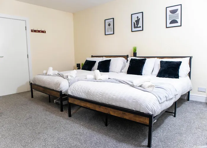 Apartment 3 Bedroom House - Free Parking-hospital-contractors-families - Long Rates Available