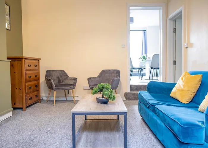 3 Bedroom House - Free Parking-hospital-contractors-families - Long Rates Available