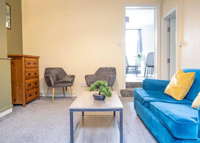 3 Bedroom House - Free Parking-hospital-contractors-families - Long Rates Available Apartment *