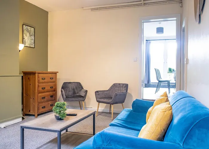 3 Bedroom House - Free Parking-hospital-contractors-families - Long Rates Available