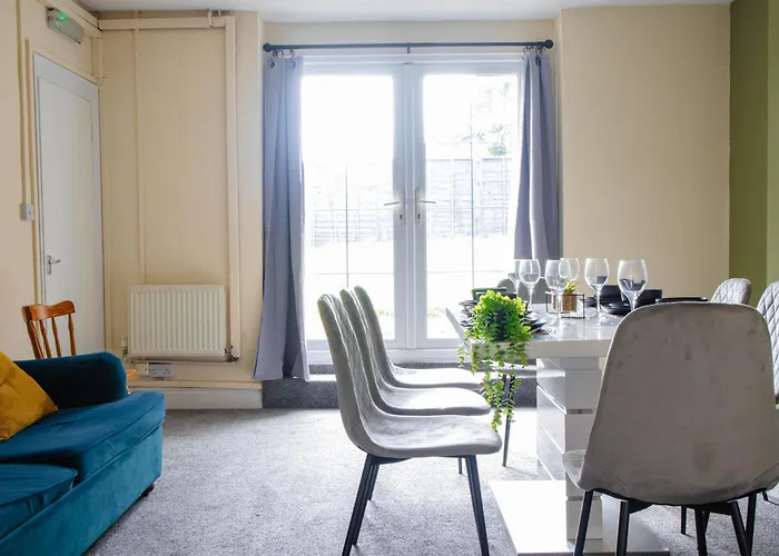 3 Bedroom House - Free Parking-hospital-contractors-families - Long Rates Available Apartment