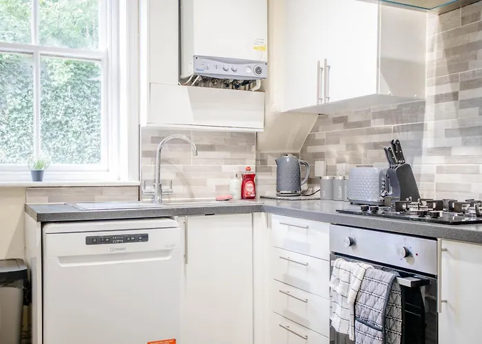 Apartment 3 Bedroom House - Free Parking-hospital-contractors-families - Long Rates Available