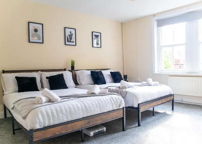 3 Bedroom House - Free Parking-hospital-contractors-families - Long Rates Available *