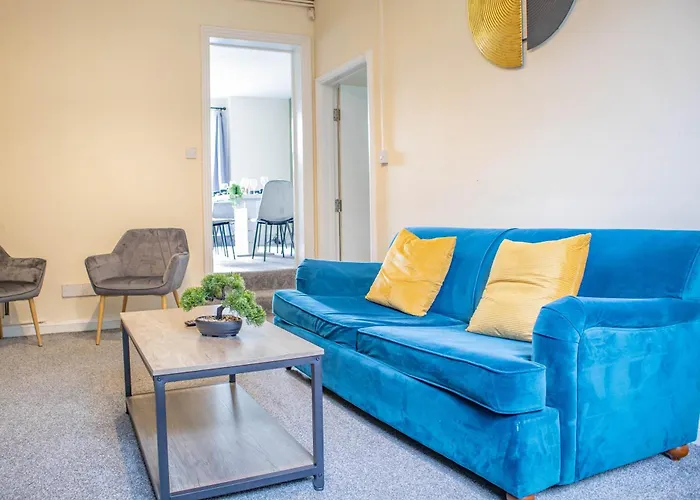 3 Bedroom House - Free Parking-hospital-contractors-families - Long Rates Available