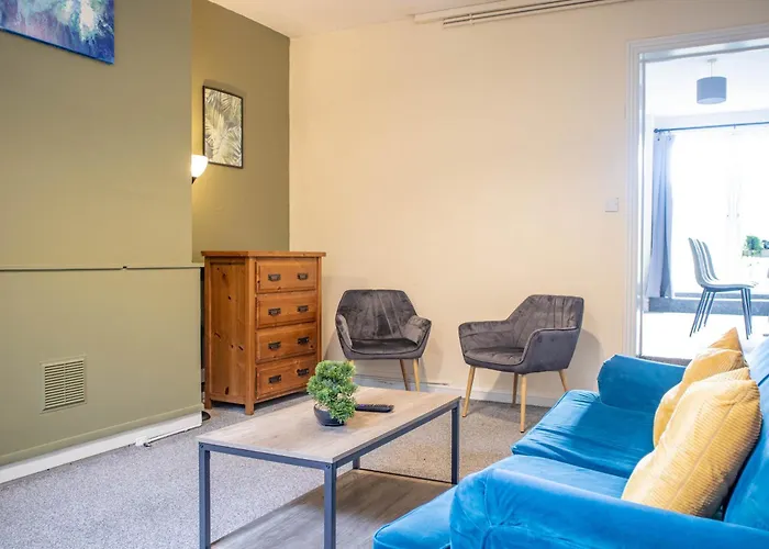 3 Bedroom House - Free Parking-hospital-contractors-families - Long Rates Available Apartment