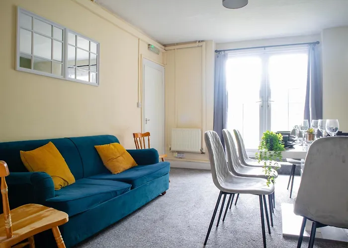 Apartment 3 Bedroom House - Free Parking-hospital-contractors-families - Long Rates Available