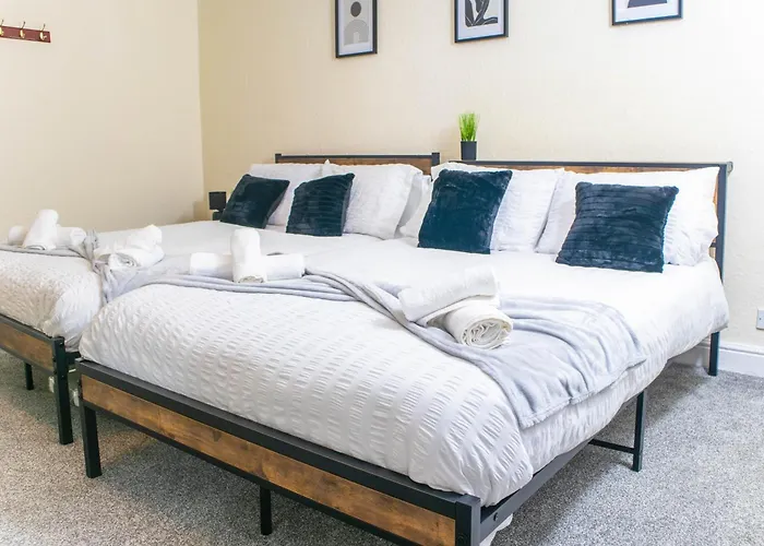 3 Bedroom House - Free Parking-hospital-contractors-families - Long Rates Available Apartment *