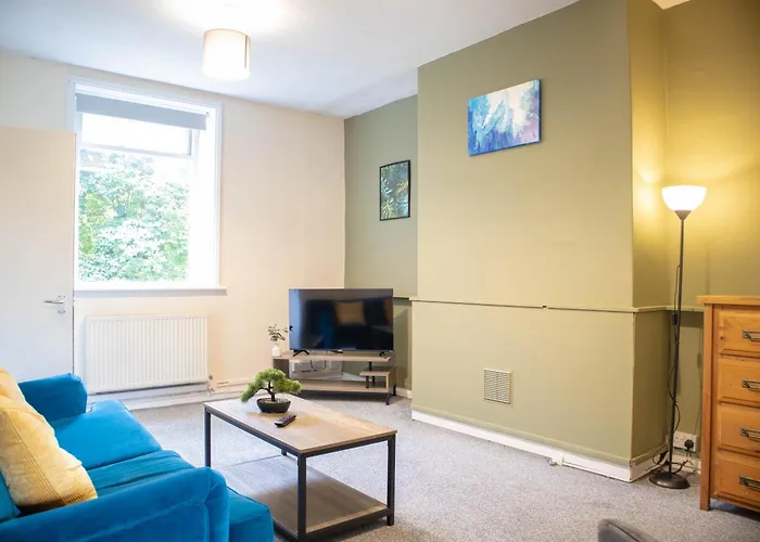 Apartment 3 Bedroom House - Free Parking-hospital-contractors-families - Long Rates Available *