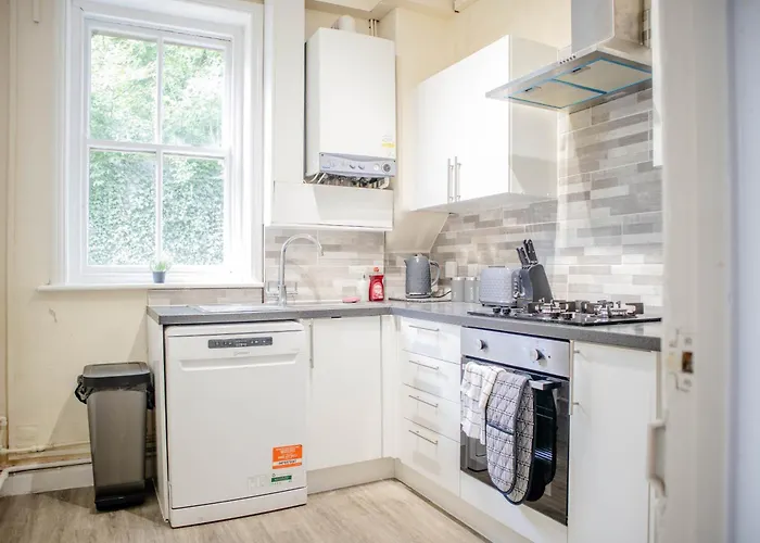 3 Bedroom House - Free Parking-hospital-contractors-families - Long Rates Available Leeds (West Yorkshire)