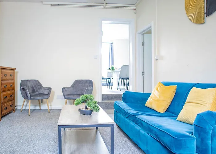 3 Bedroom House - Free Parking-hospital-contractors-families - Long Rates Available