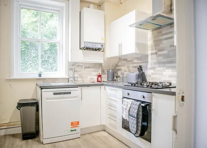 3 Bedroom House - Free Parking-hospital-contractors-families - Long Rates Available Apartment