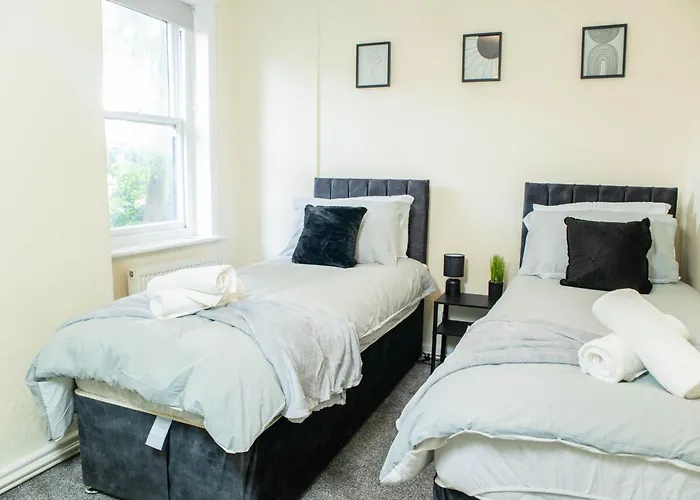 3 Bedroom House - Free Parking-hospital-contractors-families - Long Rates Available Apartment *