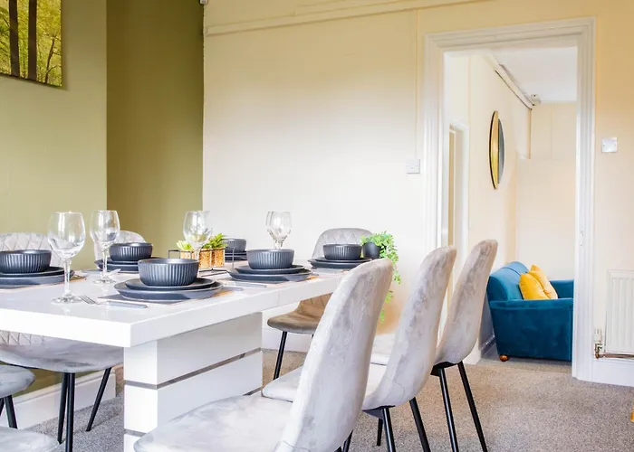 Apartment 3 Bedroom House - Free Parking-hospital-contractors-families - Long Rates Available *