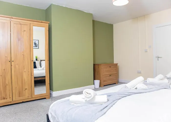 3 Bedroom House - Free Parking-hospital-contractors-families - Long Rates Available Apartment Leeds (West Yorkshire)