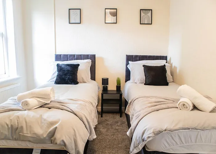 3 Bedroom House - Free Parking-hospital-contractors-families - Long Rates Available *