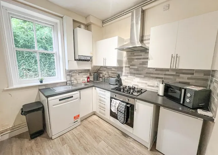 3 Bedroom House - Free Parking-hospital-contractors-families - Long Rates Available Leeds (West Yorkshire)