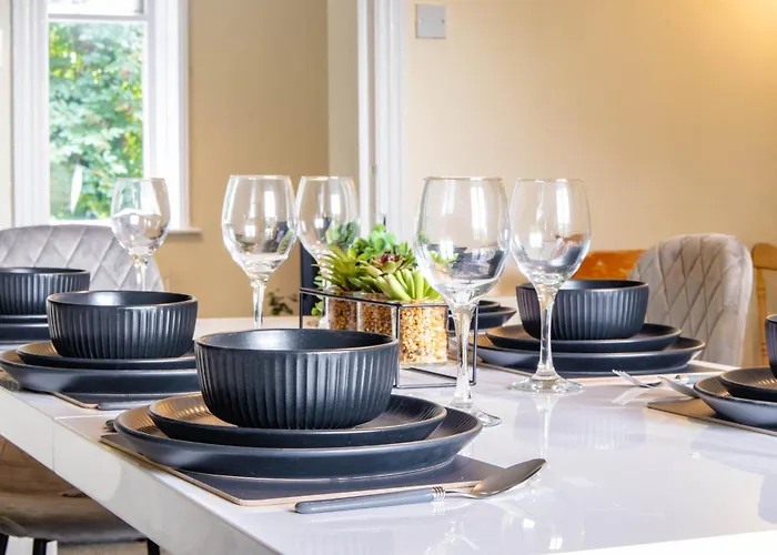 3 Bedroom House - Free Parking-hospital-contractors-families - Long Rates Available * Leeds (West Yorkshire)