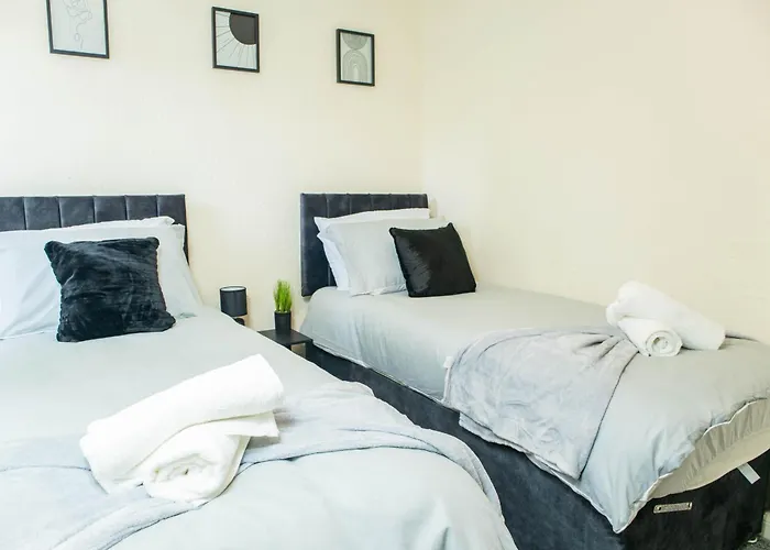 3 Bedroom House - Free Parking-hospital-contractors-families - Long Rates Available