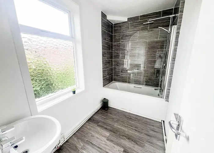 3 Bedroom House - Free Parking-hospital-contractors-families - Long Rates Available Apartment