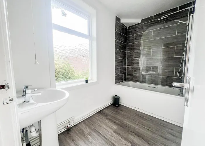 3 Bedroom House - Free Parking-hospital-contractors-families - Long Rates Available * Leeds (West Yorkshire)