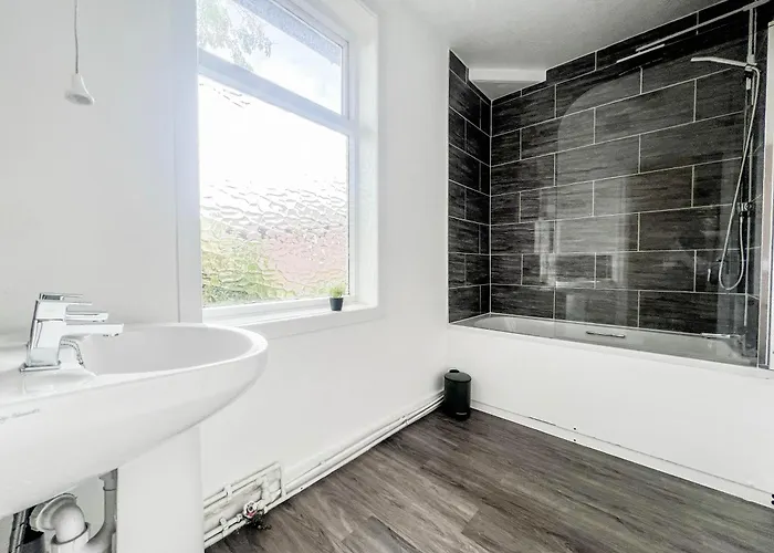 Apartment 3 Bedroom House - Free Parking-hospital-contractors-families - Long Rates Available