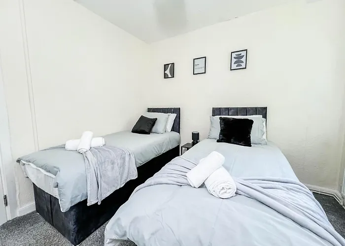 3 Bedroom House - Free Parking-hospital-contractors-families - Long Rates Available *