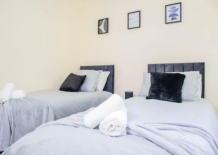 3 Bedroom House - Free Parking-hospital-contractors-families - Long Rates Available