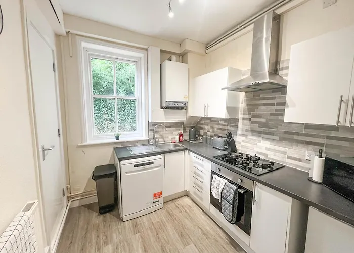 Apartment 3 Bedroom House - Free Parking-hospital-contractors-families - Long Rates Available