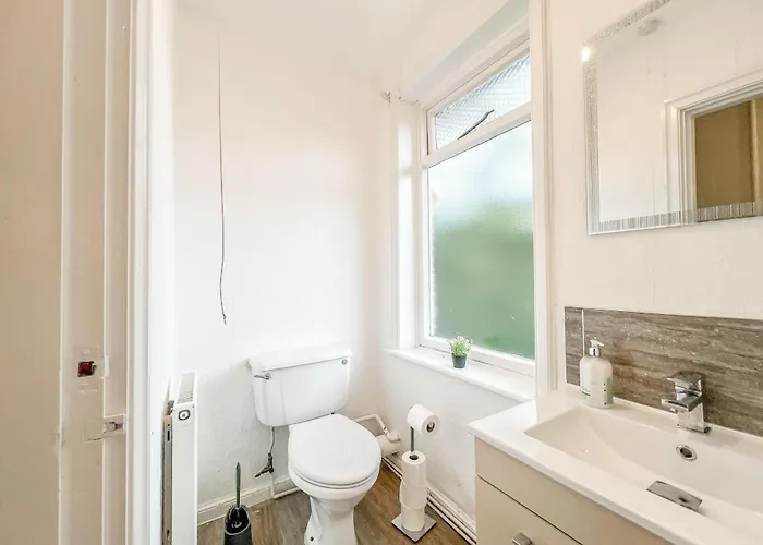 3 Bedroom House - Free Parking-hospital-contractors-families - Long Rates Available Apartment *