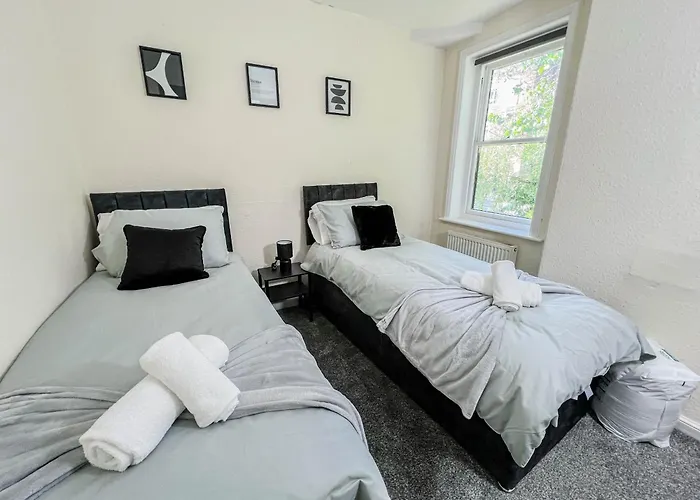 3 Bedroom House - Free Parking-hospital-contractors-families - Long Rates Available